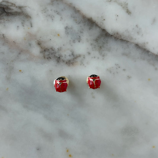 Aretes en oro amarillo de 14K con mariquitas esmaltadas con tope rosca