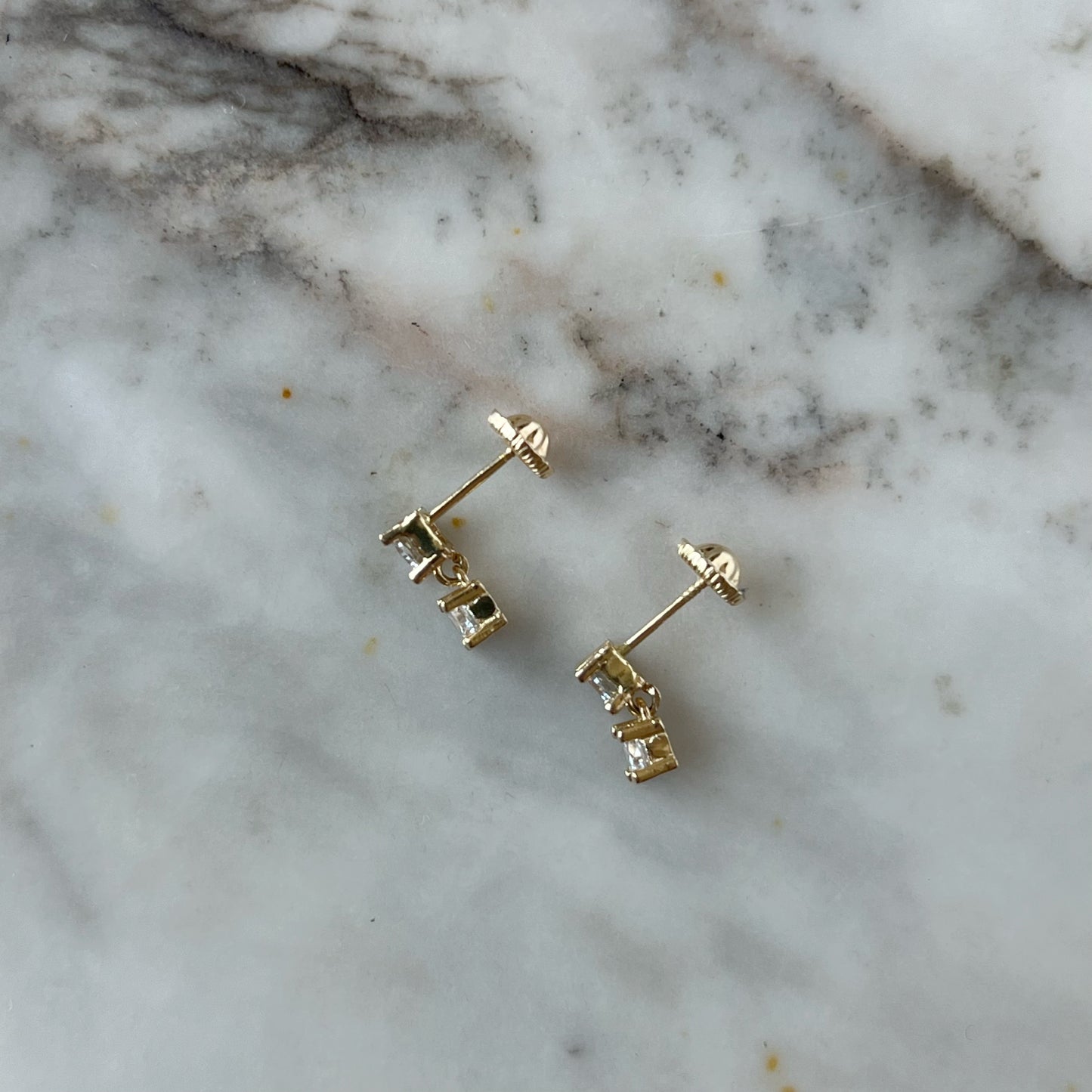 Aretes en oro amarillo de 14K con doble circonita colgante con tope rosca