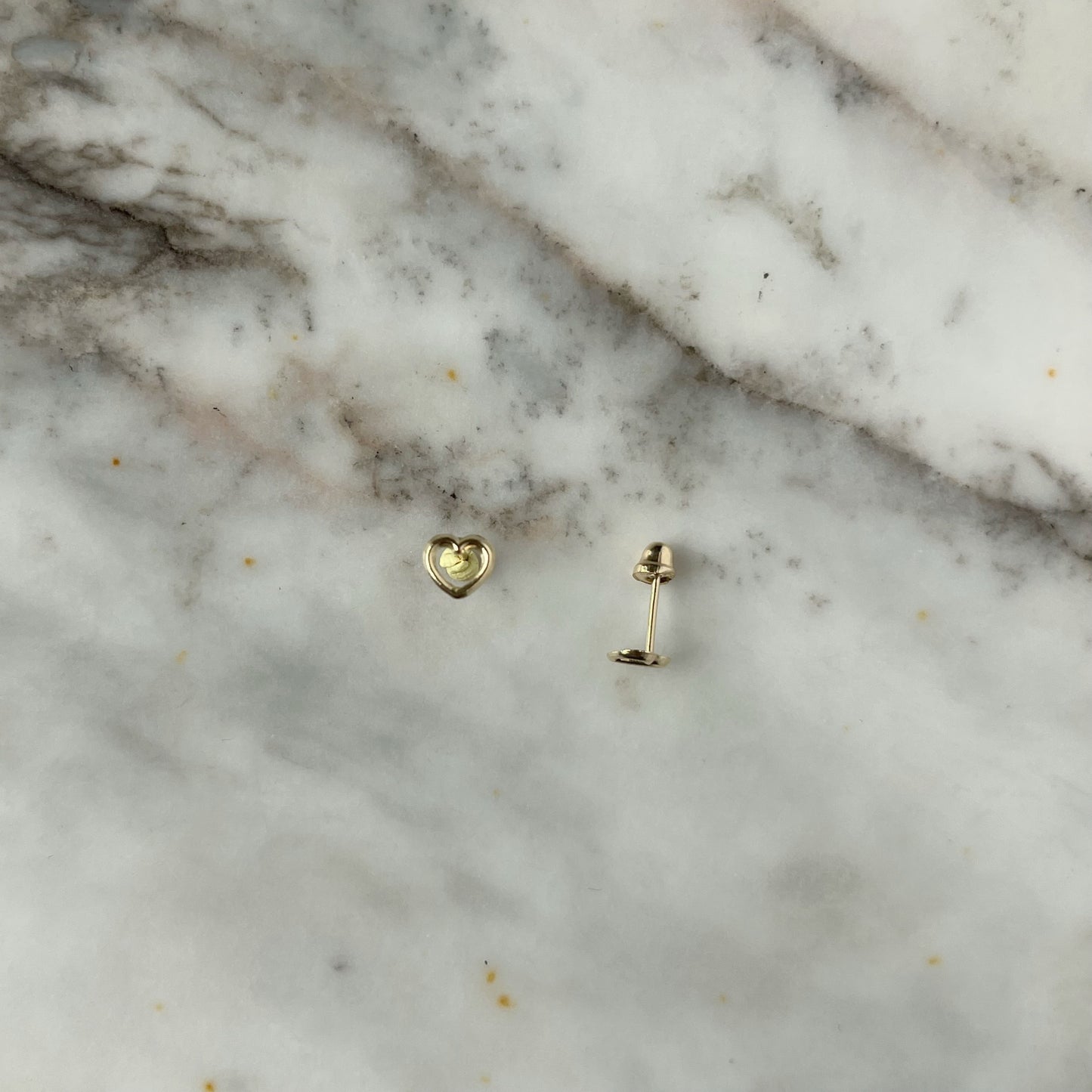 Aretes en oro amarillo 14k con corazón delineado con broche rosca