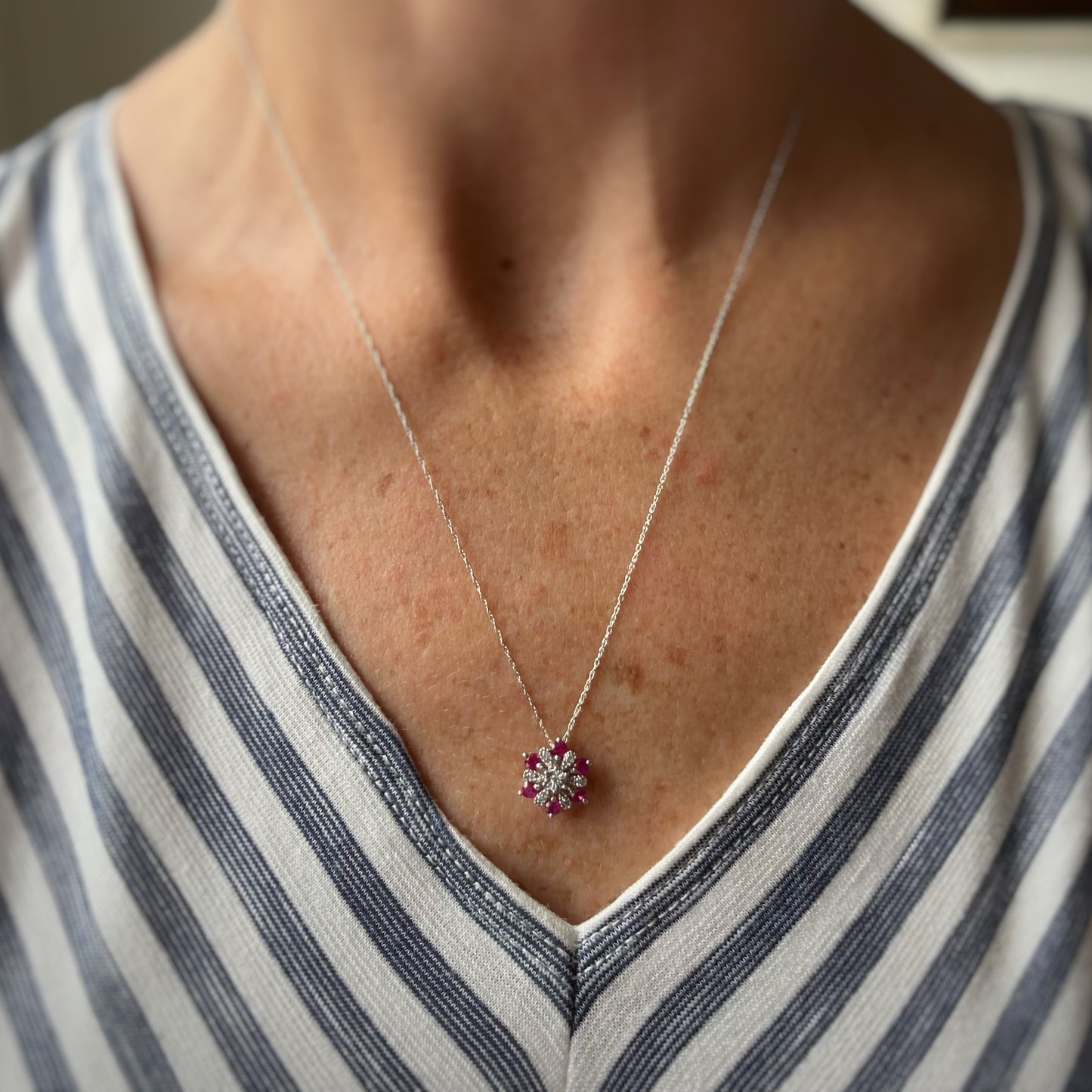 Collar en oro blanco 14k con dije redondo de rubíes y diamantes 0.05ctw