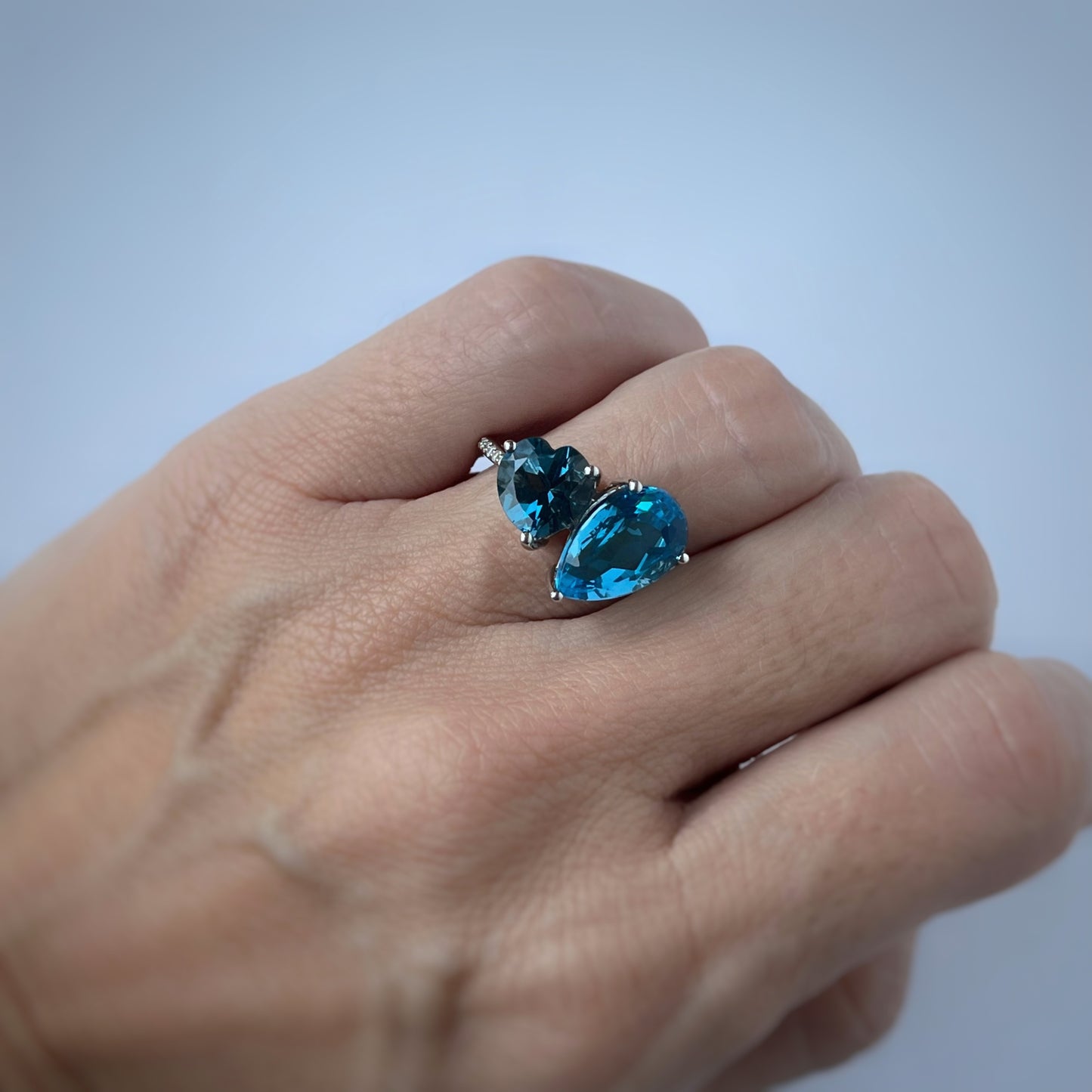 Anillo en oro blanco 10k con topacios azules corazón y gota y diamantes 0.08ctw