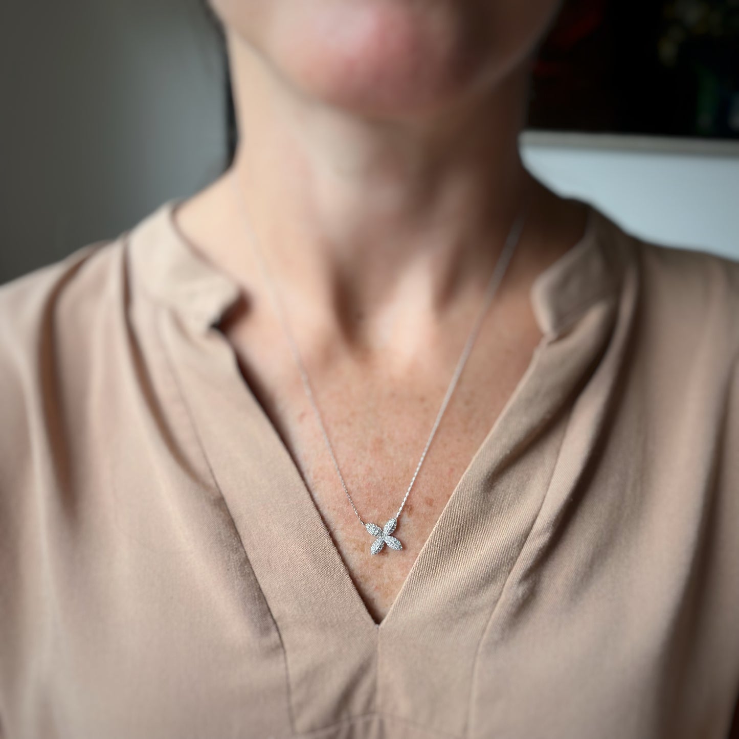 Collar en oro blanco 10k con flor de cuatro pétalos grande de diamantes 0.25ctw