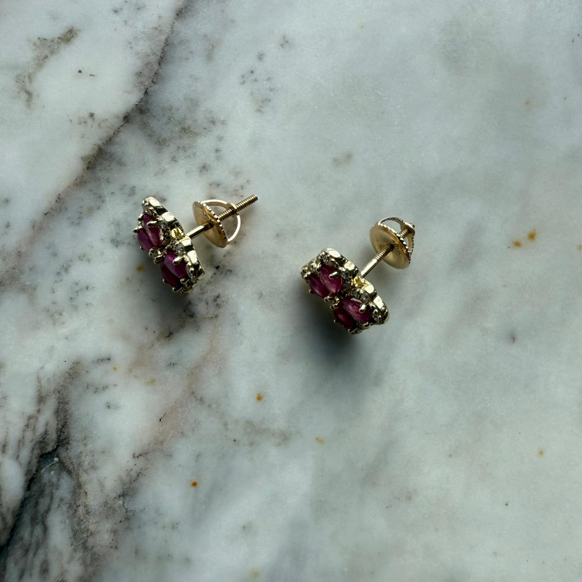 Aretes de oro amarillo 10k con rubíes y diamantes 0.35ctw
