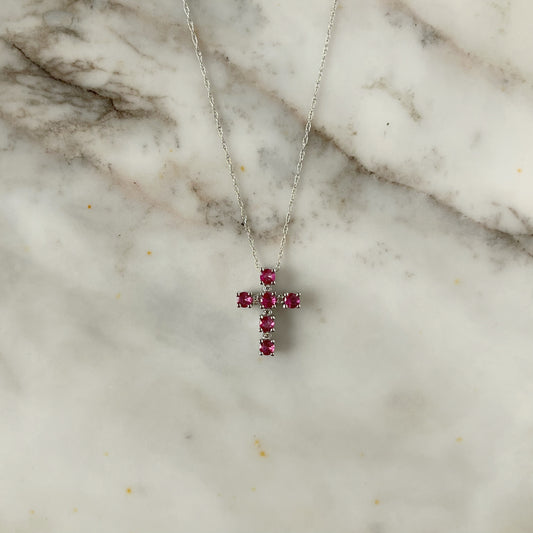 Collar con cruz de rubí y diamantes 0.02ctw en oro blanco de 14k