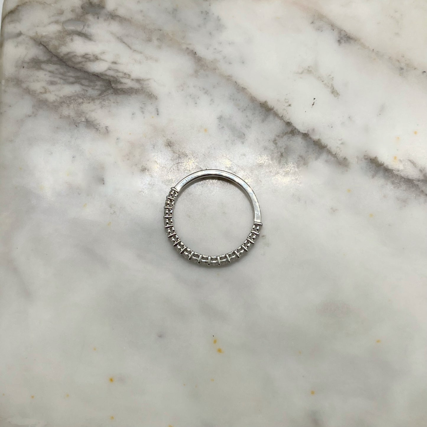 Medio cintillo de diamantes 0.50ctw en oro blanco 18k