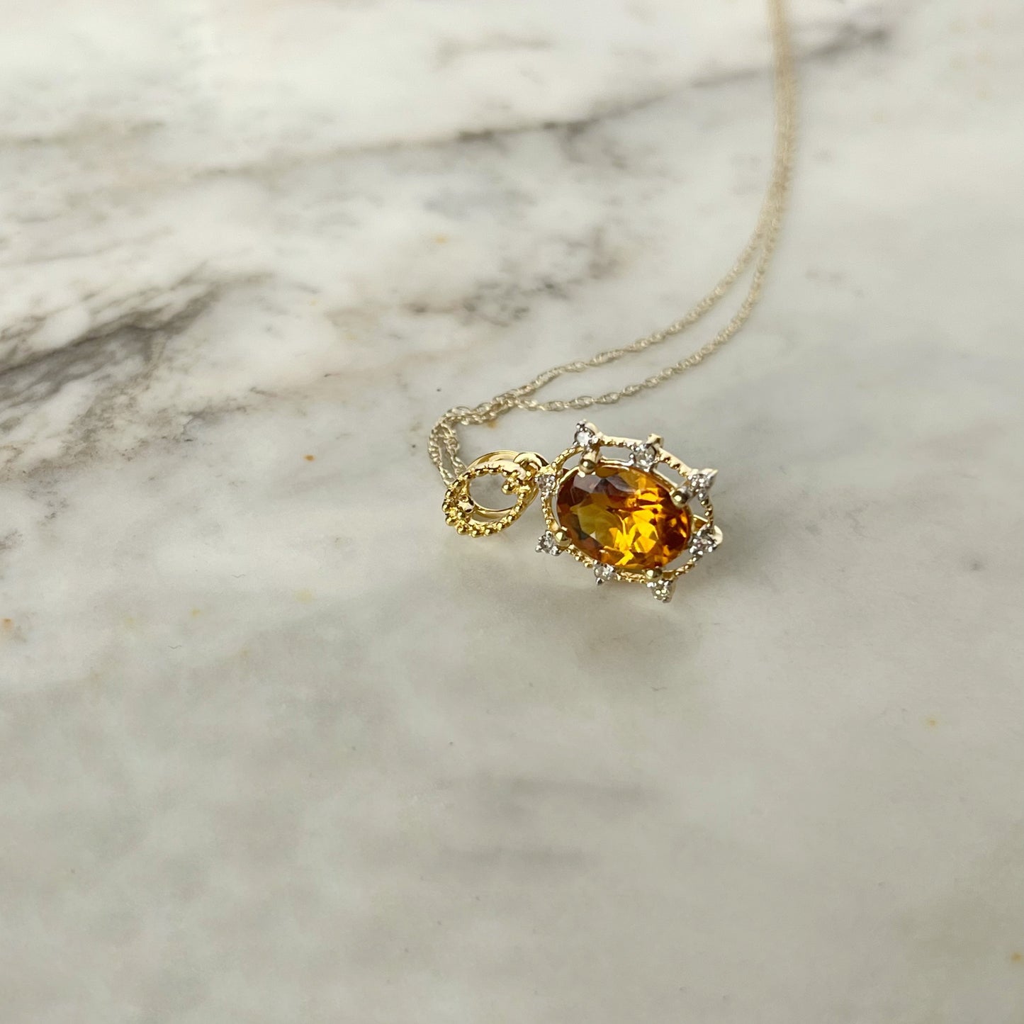 Collar en oro amarillo 10k con citrino y diamantes 0.07ctw