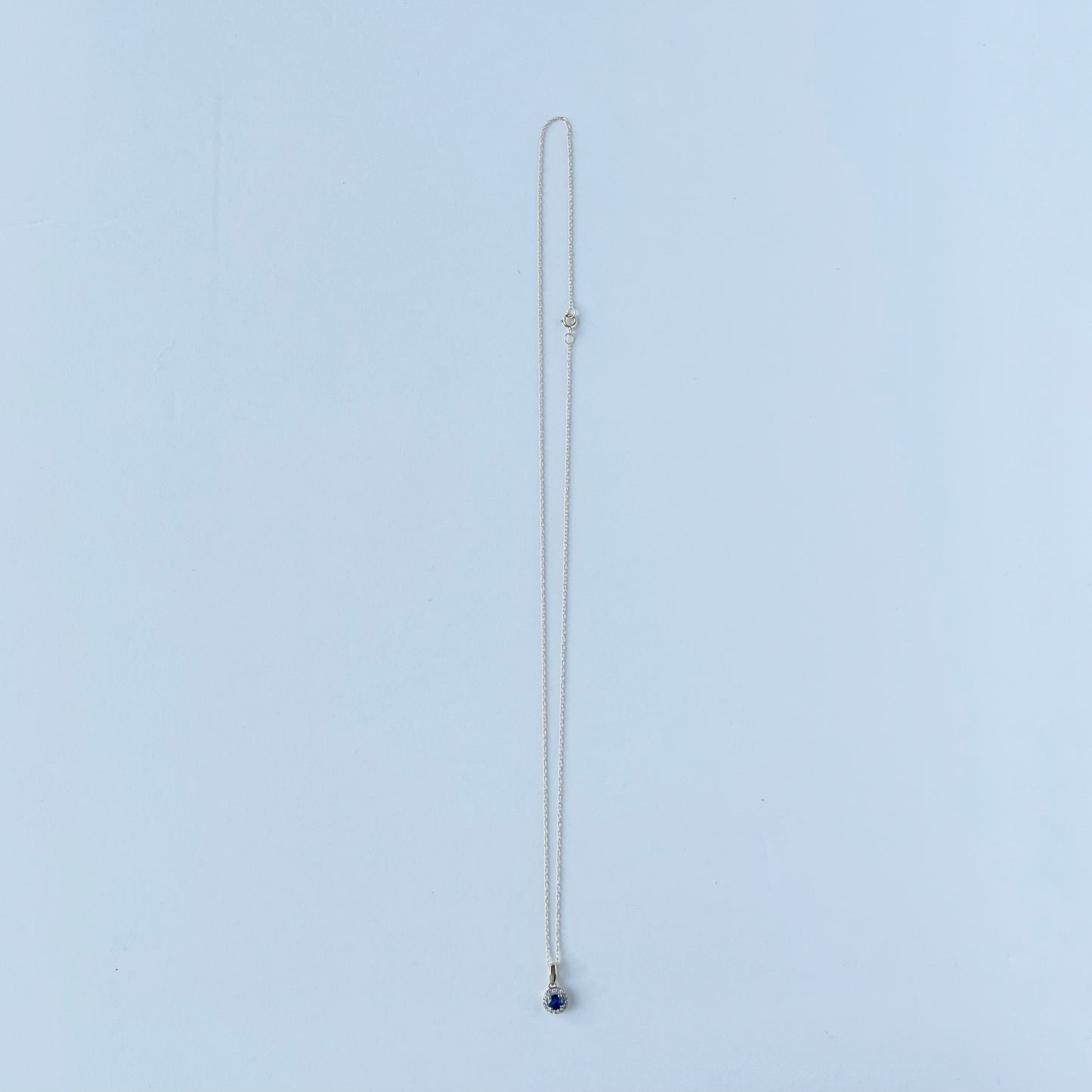 Collar de oro amarillo 10K con dije de zafiro redondo y halo de diamantes 0.05ctw