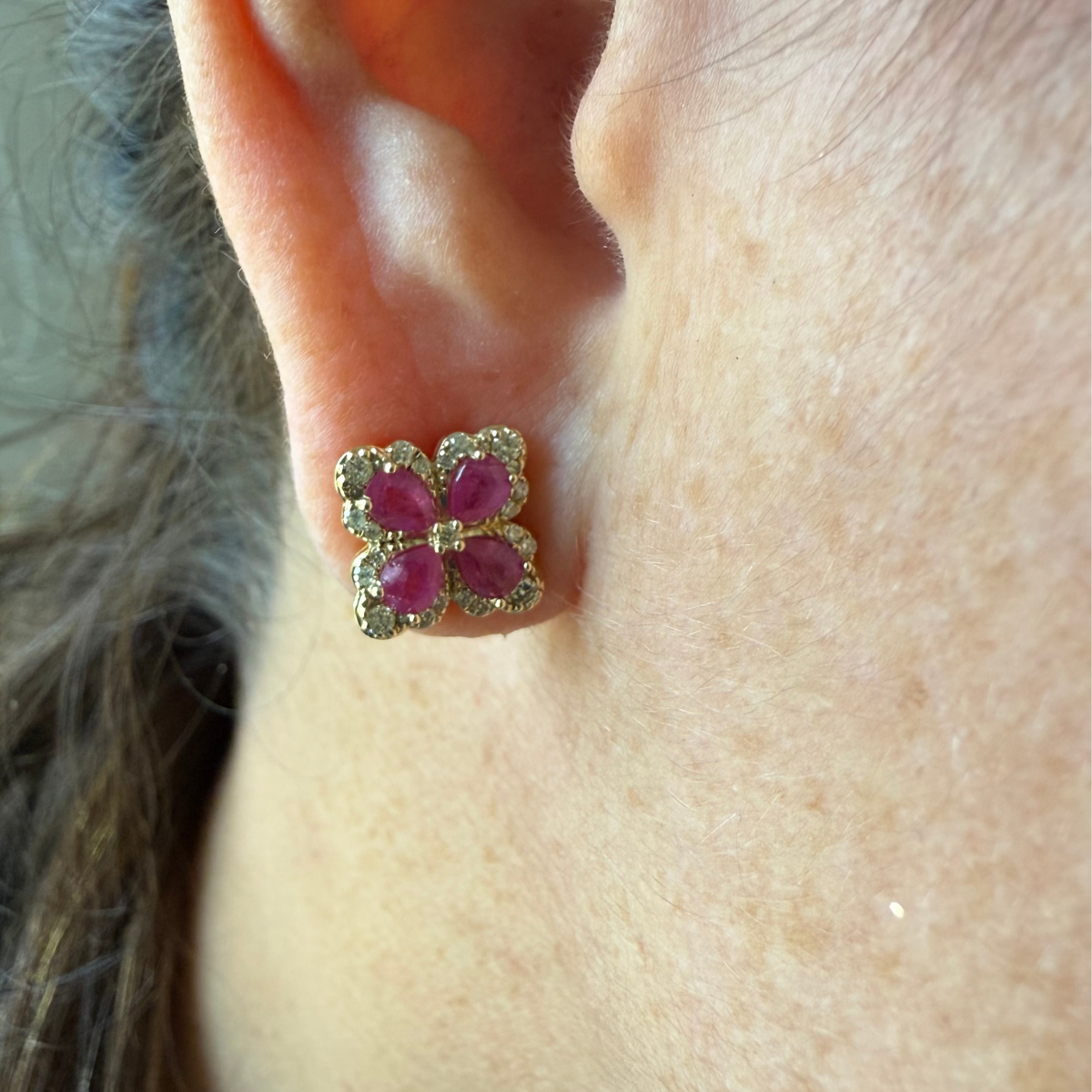 Aretes de oro amarillo 10k con rubíes y diamantes 0.35ctw