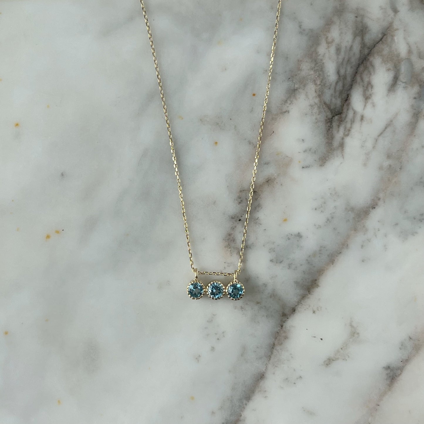 Collar en oro amarillo 14k con tres topacios azules 0.46ctw