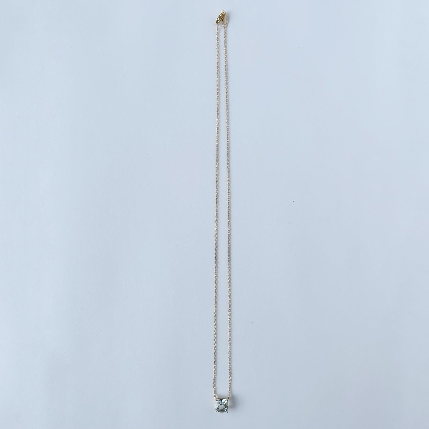 Collar en oro amarillo 10k con aquamarina cuadrada