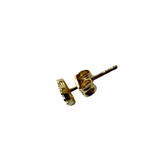 Arete de corazón esmaltado con halo de circonitas en oro amarillo 14k