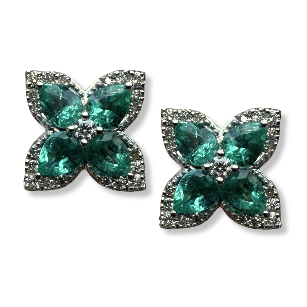 Aretes de oro blanco 10k con esmeraldas y diamantes 0.35ctw