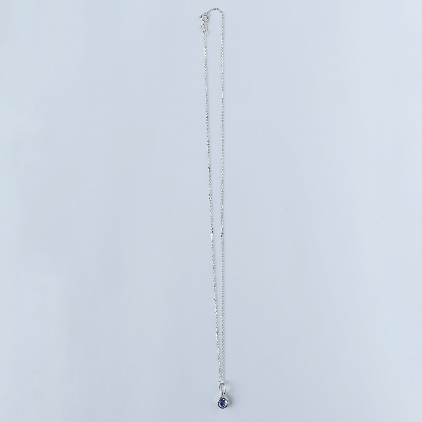Collar en oro blanco 14k con tanzanita biselada 0.66ct