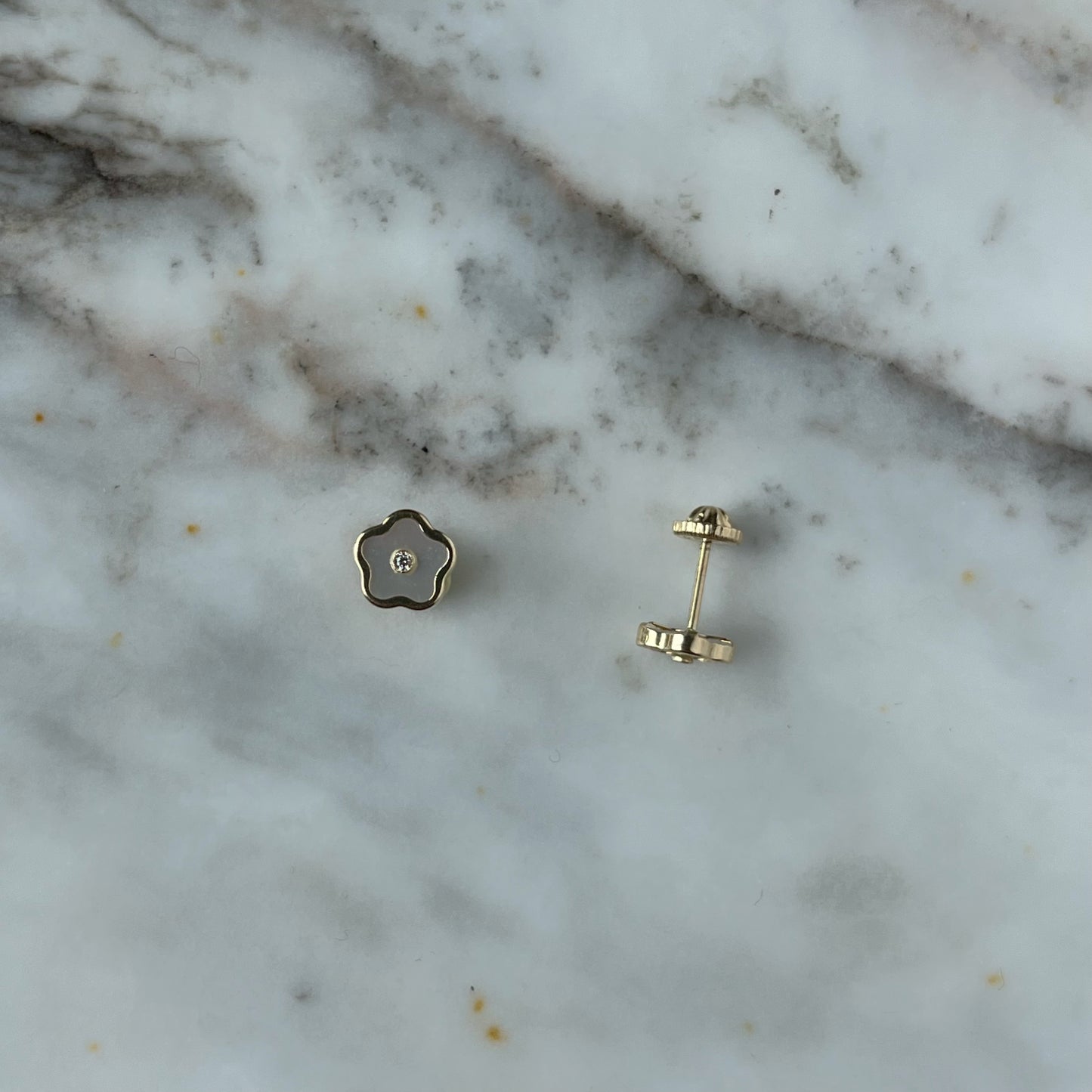 Aretes en oro amarillo 14k flores de madre perla con circonita con broche rosca