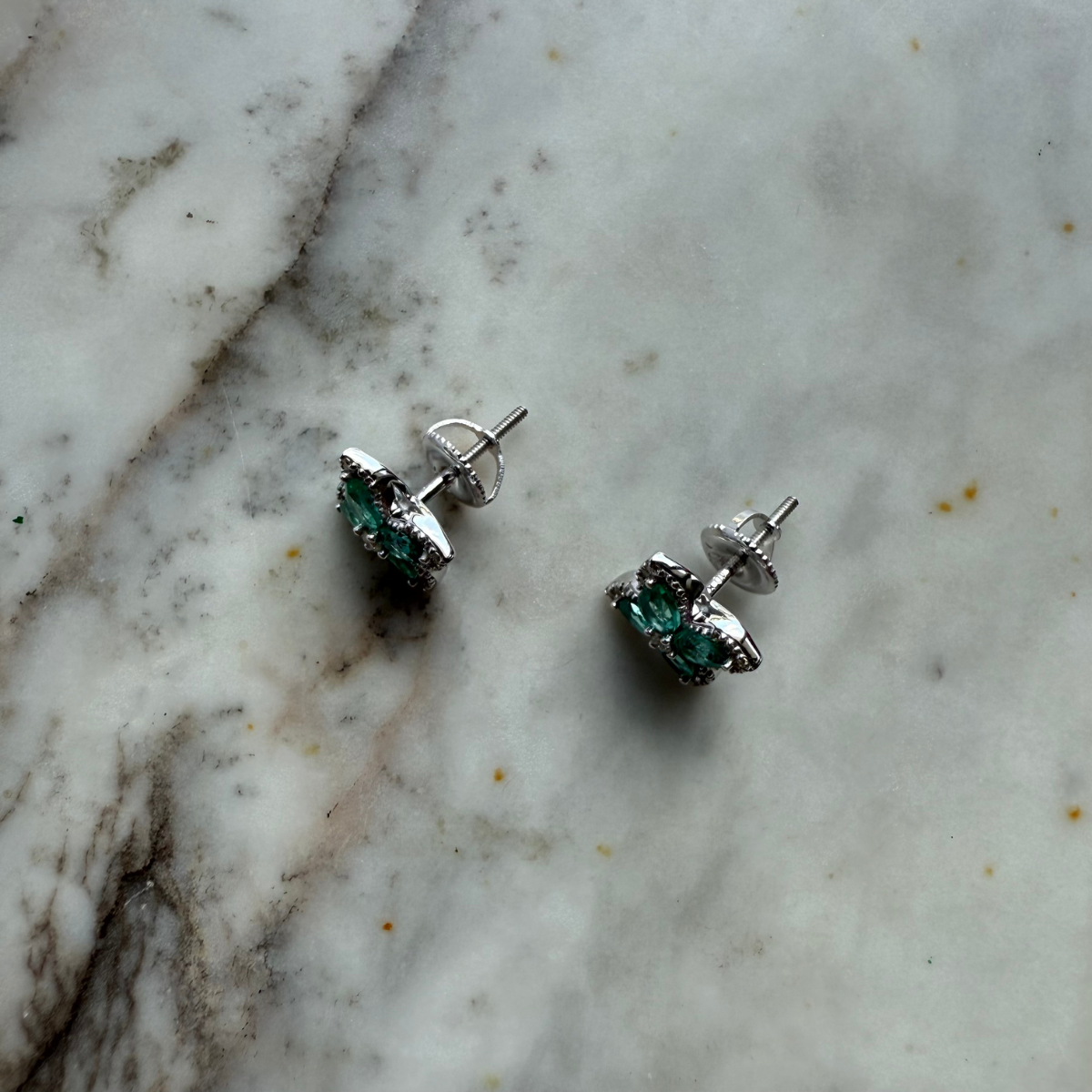 Aretes de oro blanco 10k con esmeraldas y diamantes 0.35ctw