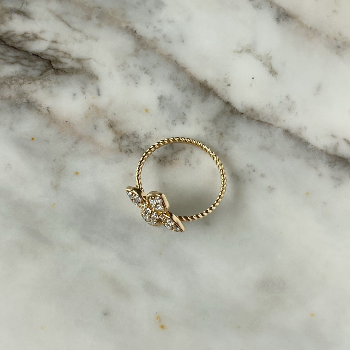 Anillo en oro amarillo 14k de flor de cuatro pétalos con diamantes 0.51ctw
