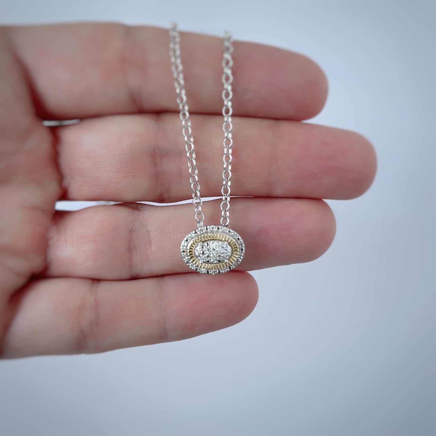 Collar en plata con dije de óvalo en dos tonos con diamantes 0.10ctw
