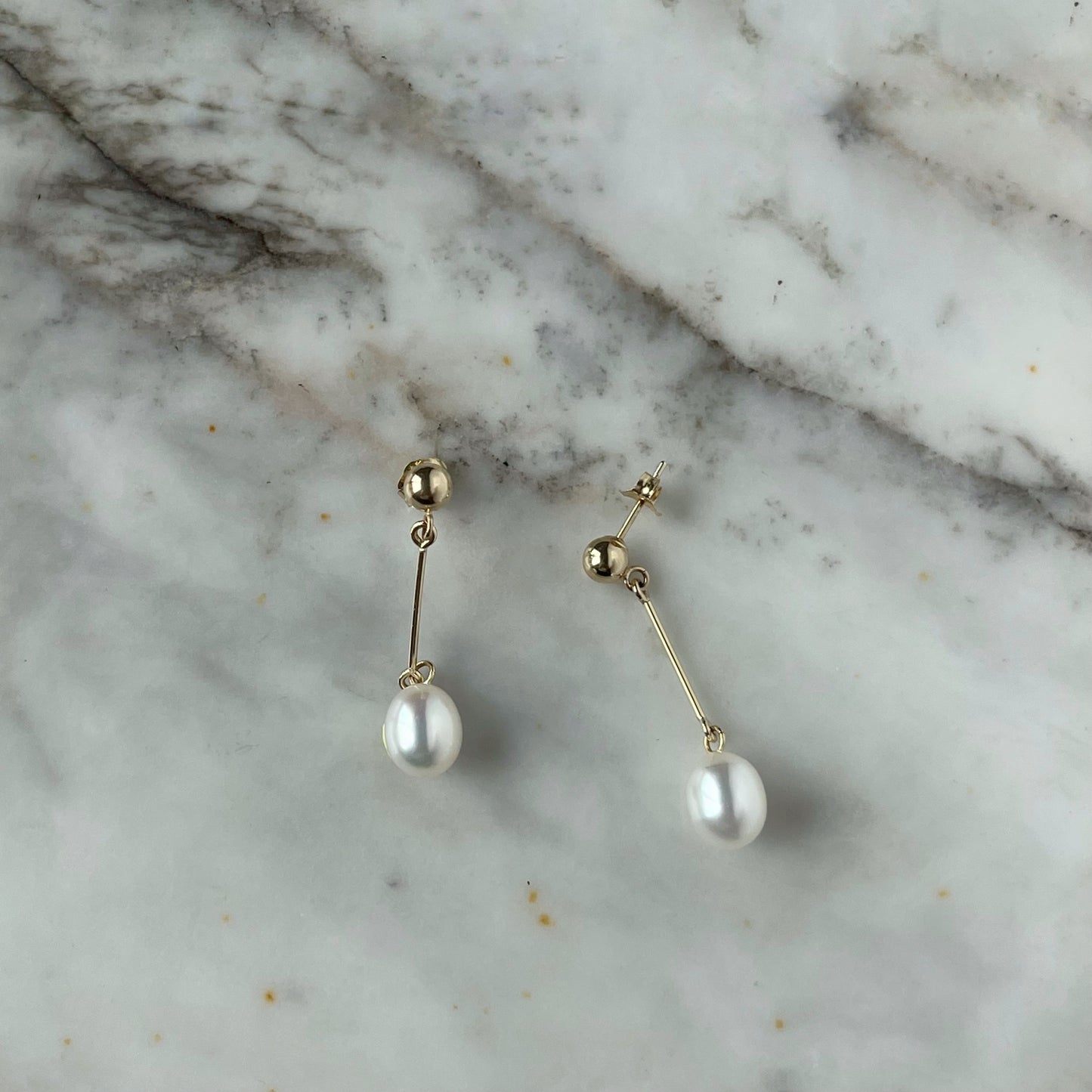 Aretes en oro amarillo 14k con barrita de oro y perla de agua dulce
