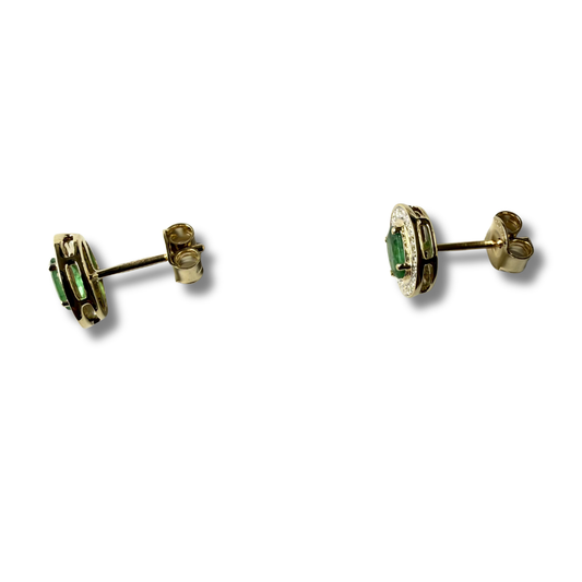Aretes en oro amarillo 10K con esmeralda ovalada y halo de diamantes 0.05ctw