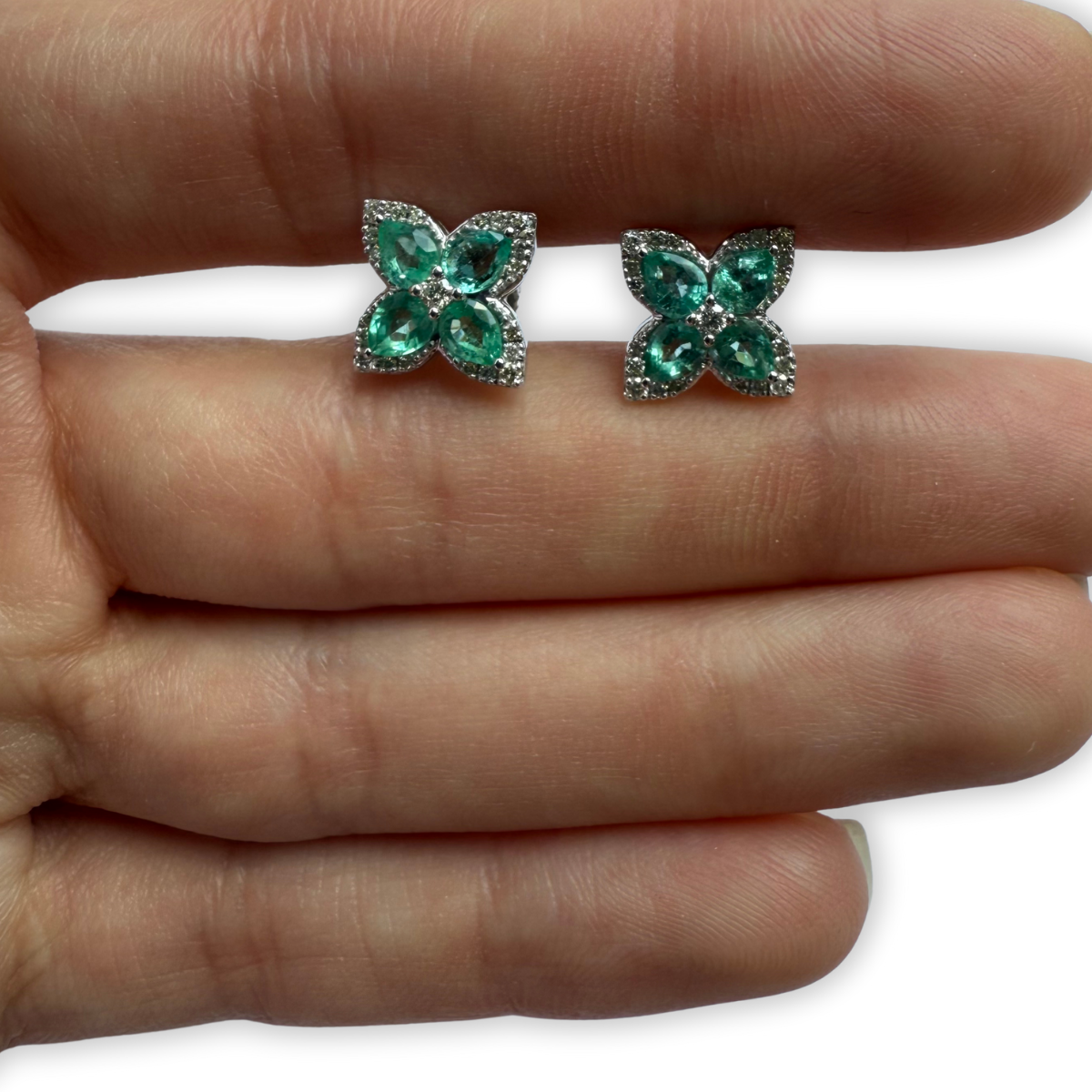 Aretes de oro blanco 10k con esmeraldas y diamantes 0.35ctw