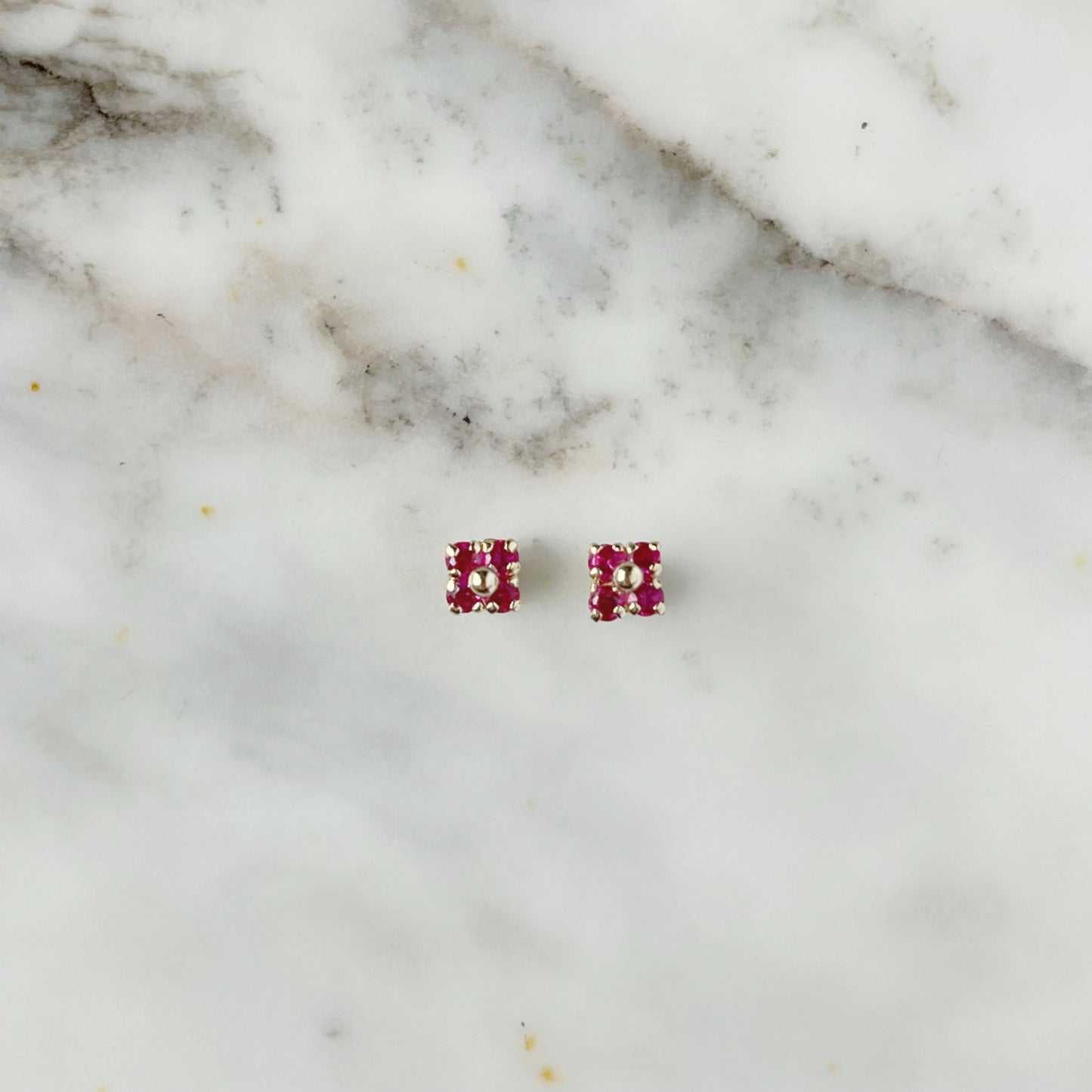 Aretes en oro amarillo 14k flores de circonitas roja con bolita de oro en el centro con broche rosca