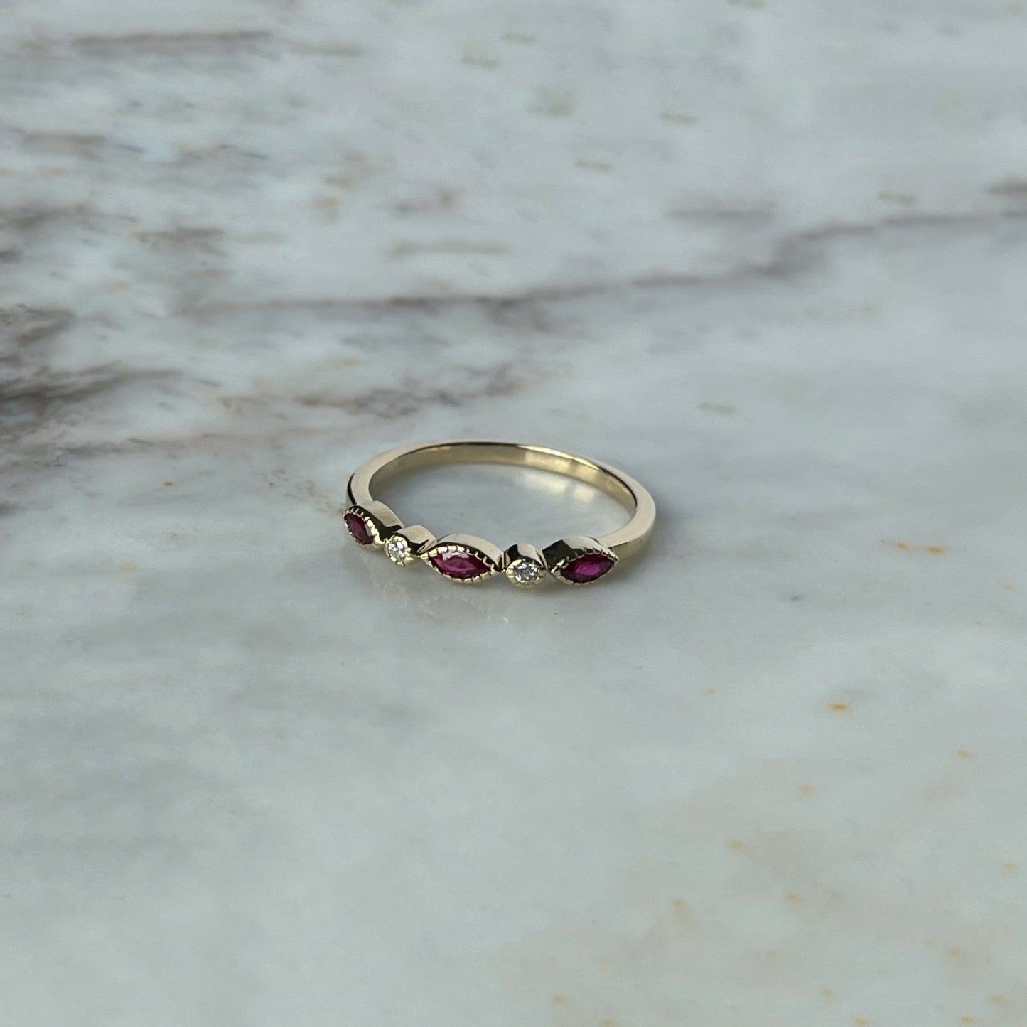 Anillo en oro amarillo 14k con marquesas de rubí 0.21ctw y diamantes 0.03ctw