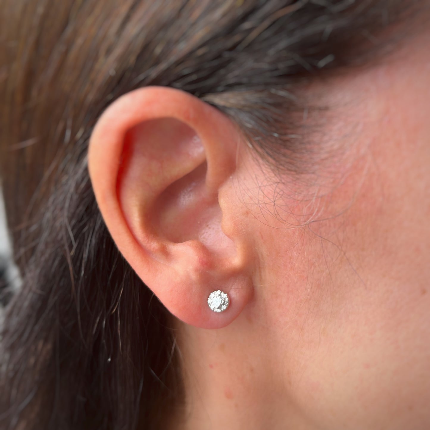 Aretes en oro blanco 14k stud con halo de diamantes 0.20ctw