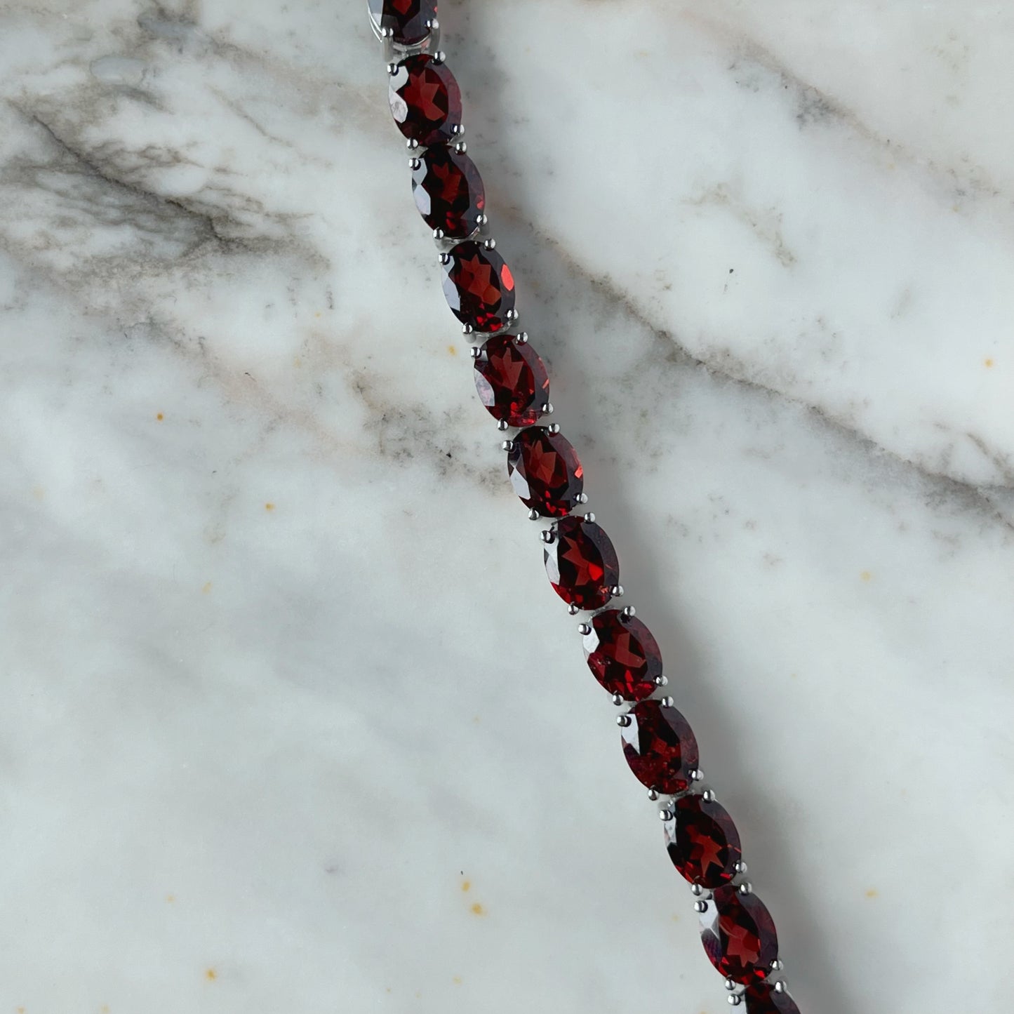 Pulsera tipo tenis de plata con granates