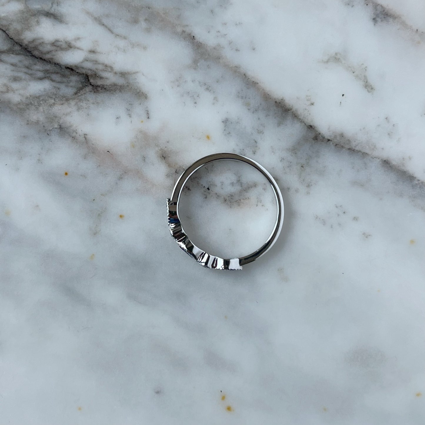 Anillo en oro blanco 10k con zafiros, marquesas y redondas