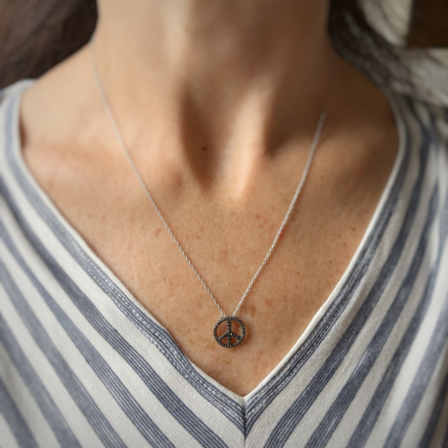 Collar en plata con dije de signo de paz de diamantes negros 0.12ctw