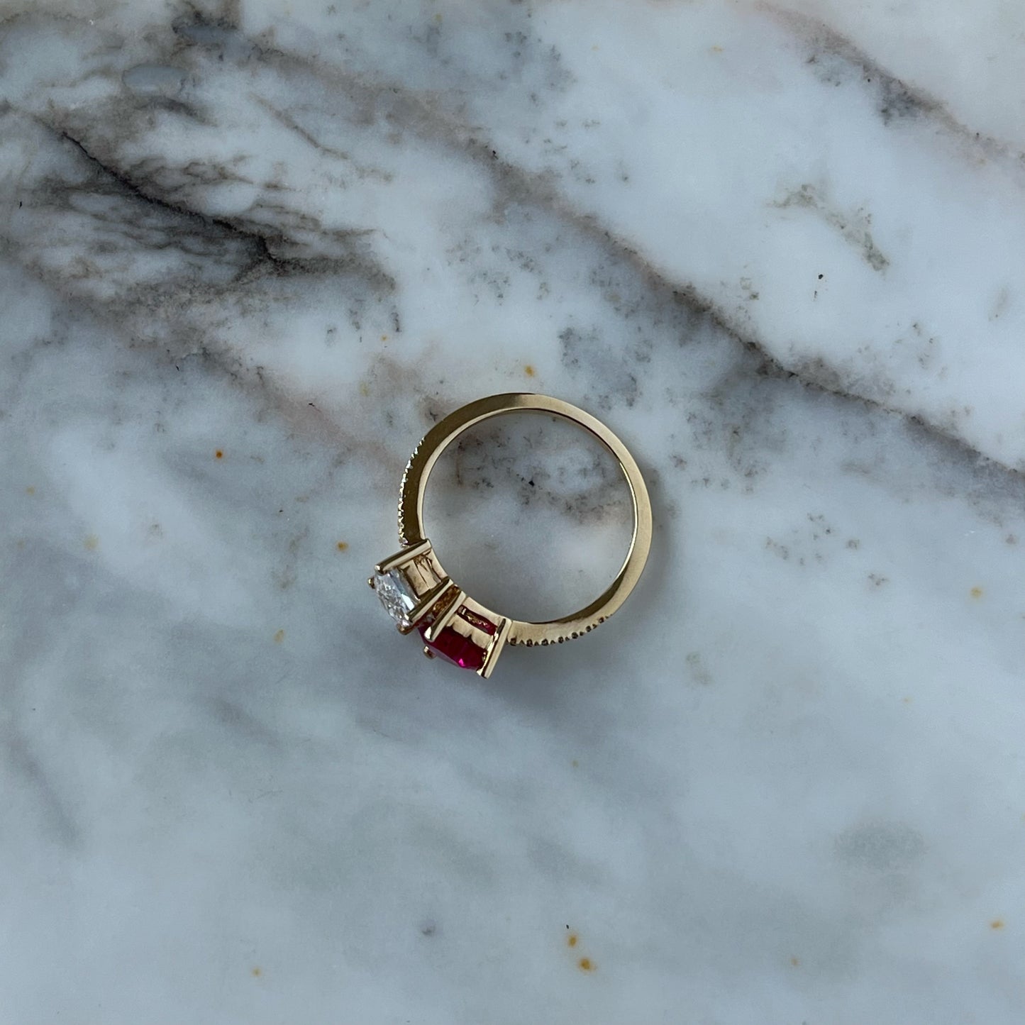 Anillo en oro amarillo 14k con rubí y zafiro de laboratorio y 0.10ctw de diamantes