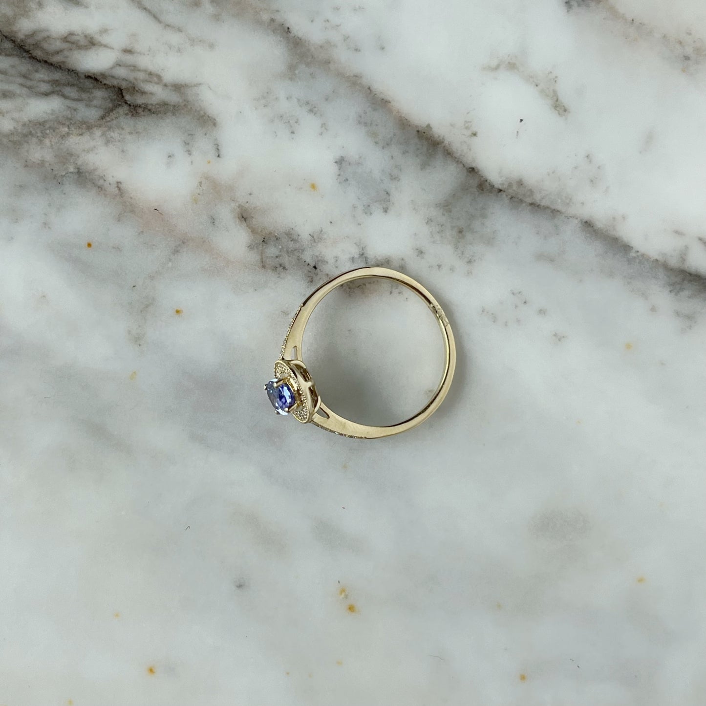 Anillo en oro amarillo 10k con tanzanita ovalada y diamantes 0.12ctw