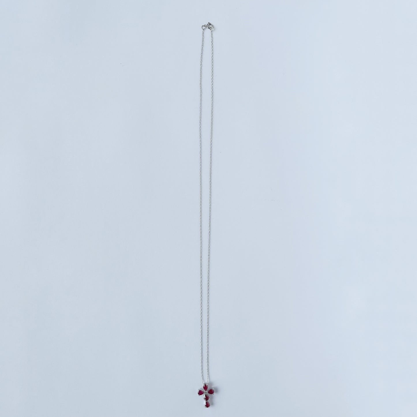 Collar con cruz en oro blanco 14k con rubí y diamante