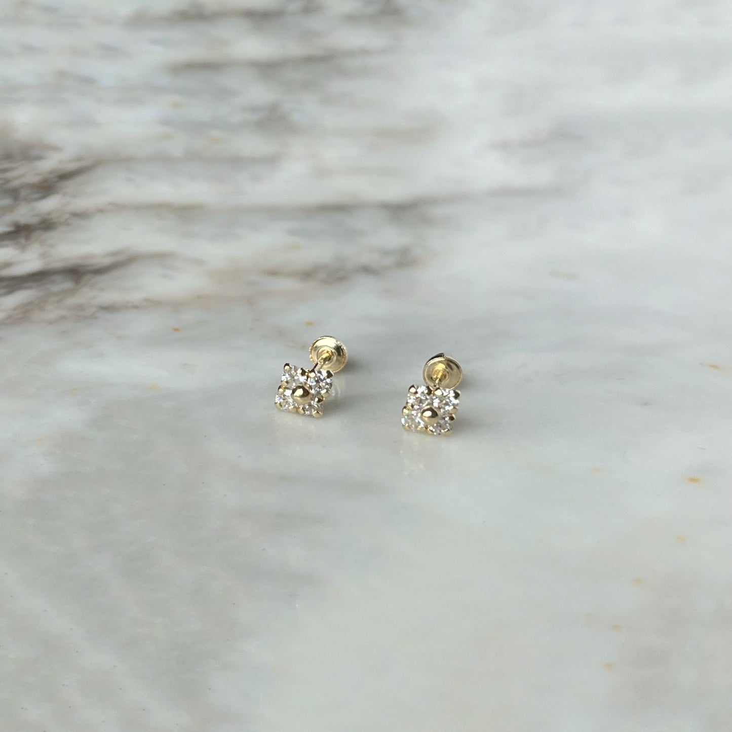 Aretes en oro amarillo 14k flores de circonitas blanca con bolita de oro en el centro con broche rosca