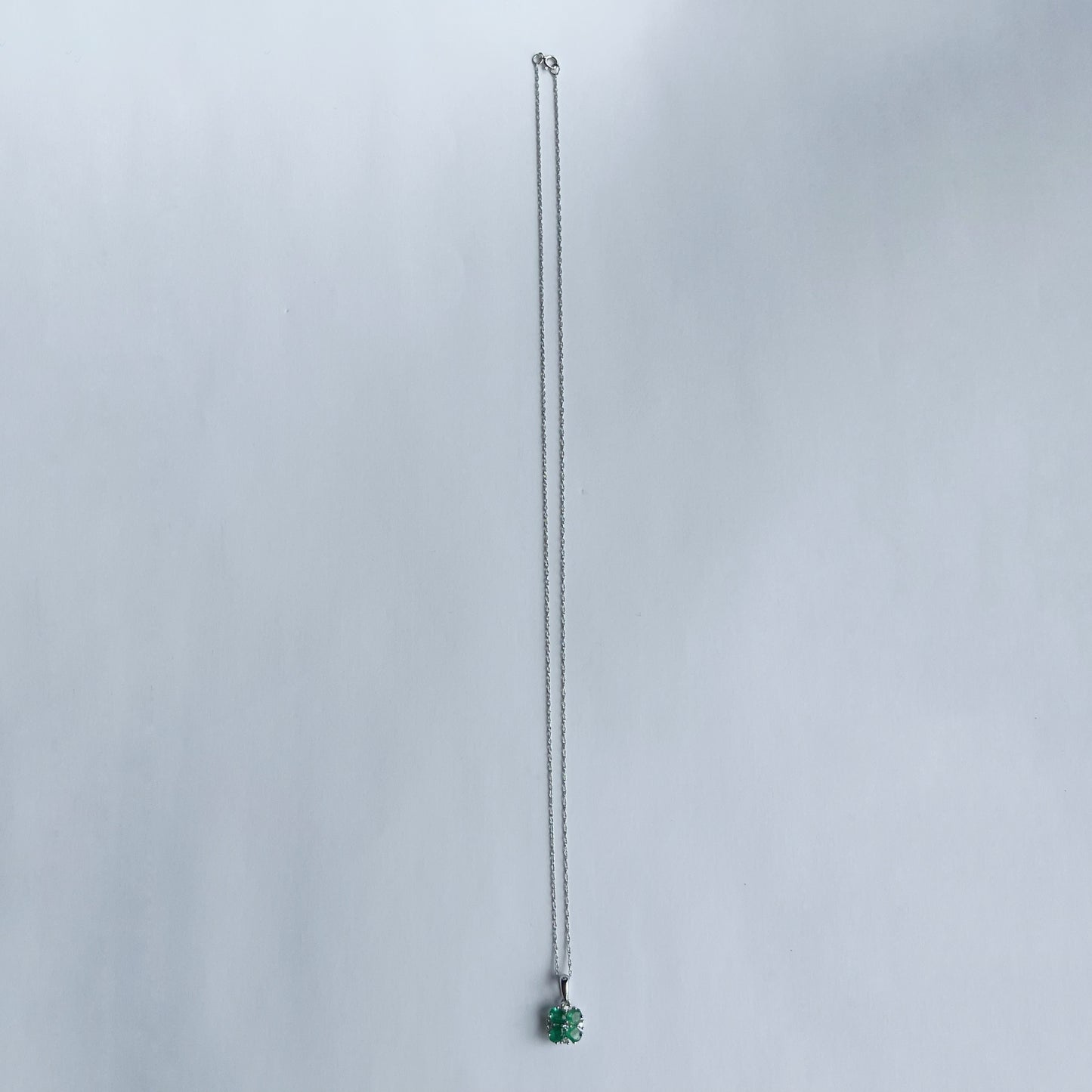 Collar en oro blanco 10k con flor de esmeraldas y diamantes 0.06ct