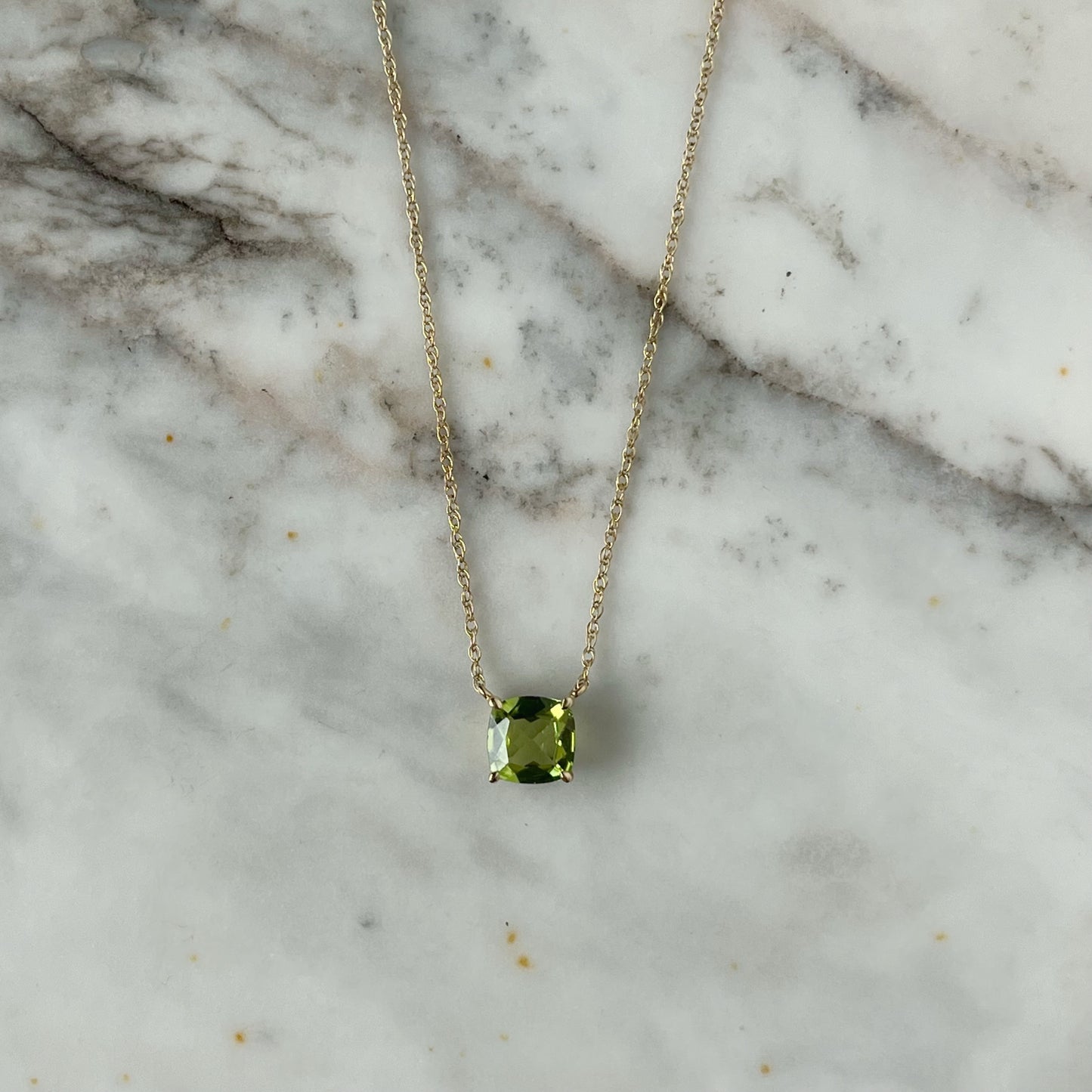 Collar en oro amarillo 10k con peridot cuadrada