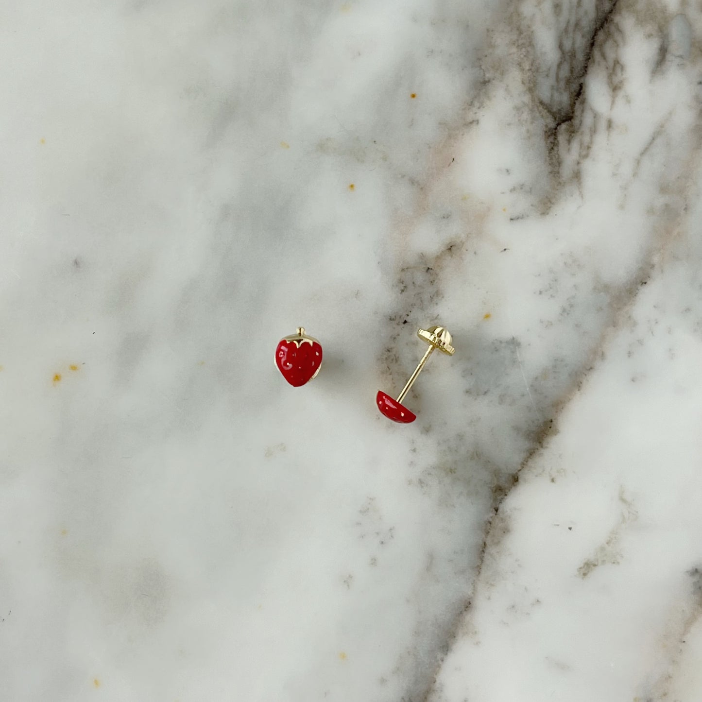 Aretes en oro amarillo de 18K frutillas esmaltadas con tope rosca