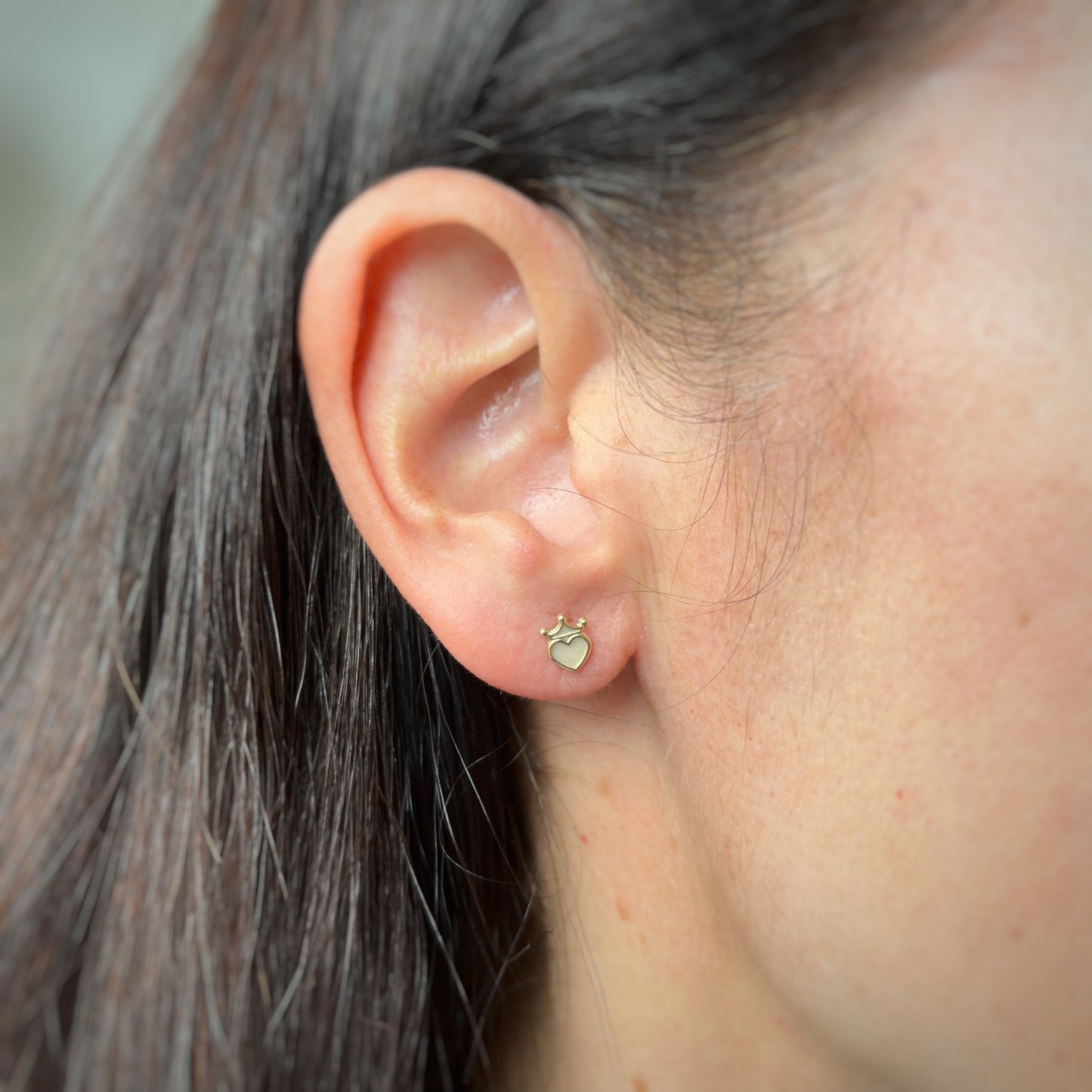 Aretes en oro amarillo 14k con corazón en madre perla con corona con broche rosca