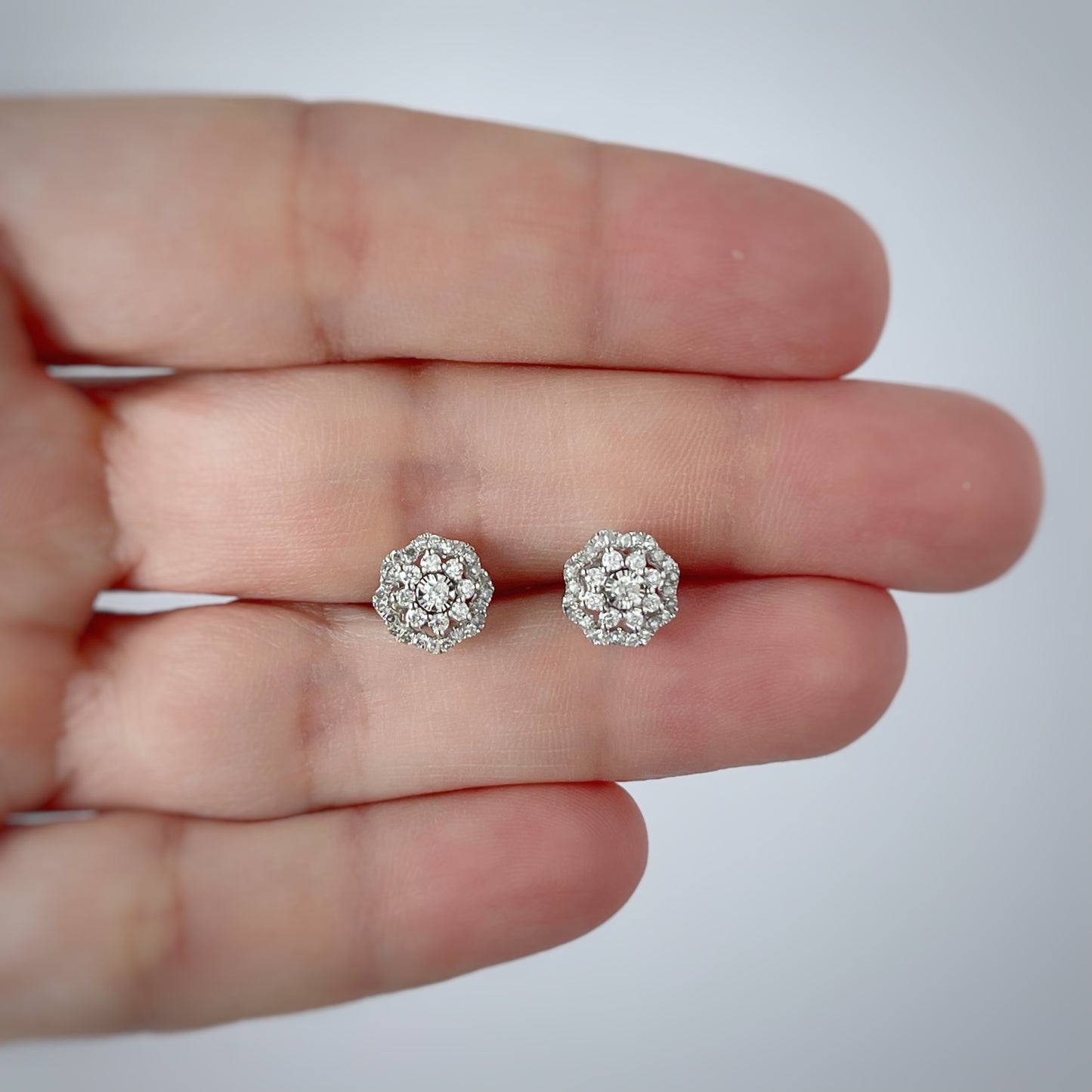 Aretes en oro blanco 14k con forma de florcita de diamantes 0.33ctw