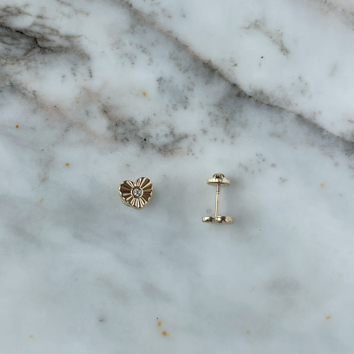 Aretes en oro amarillo 14k con corazón con rayos con broche rosca