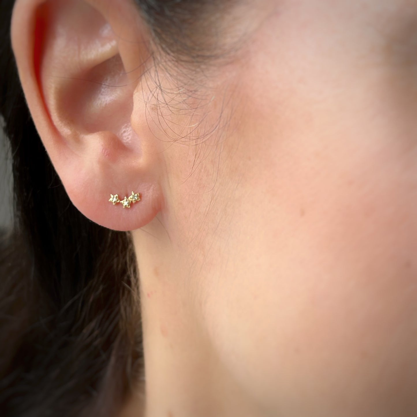 Aretes en oro amarillo 14k trio de estrellas de diamantes 0.04ctw