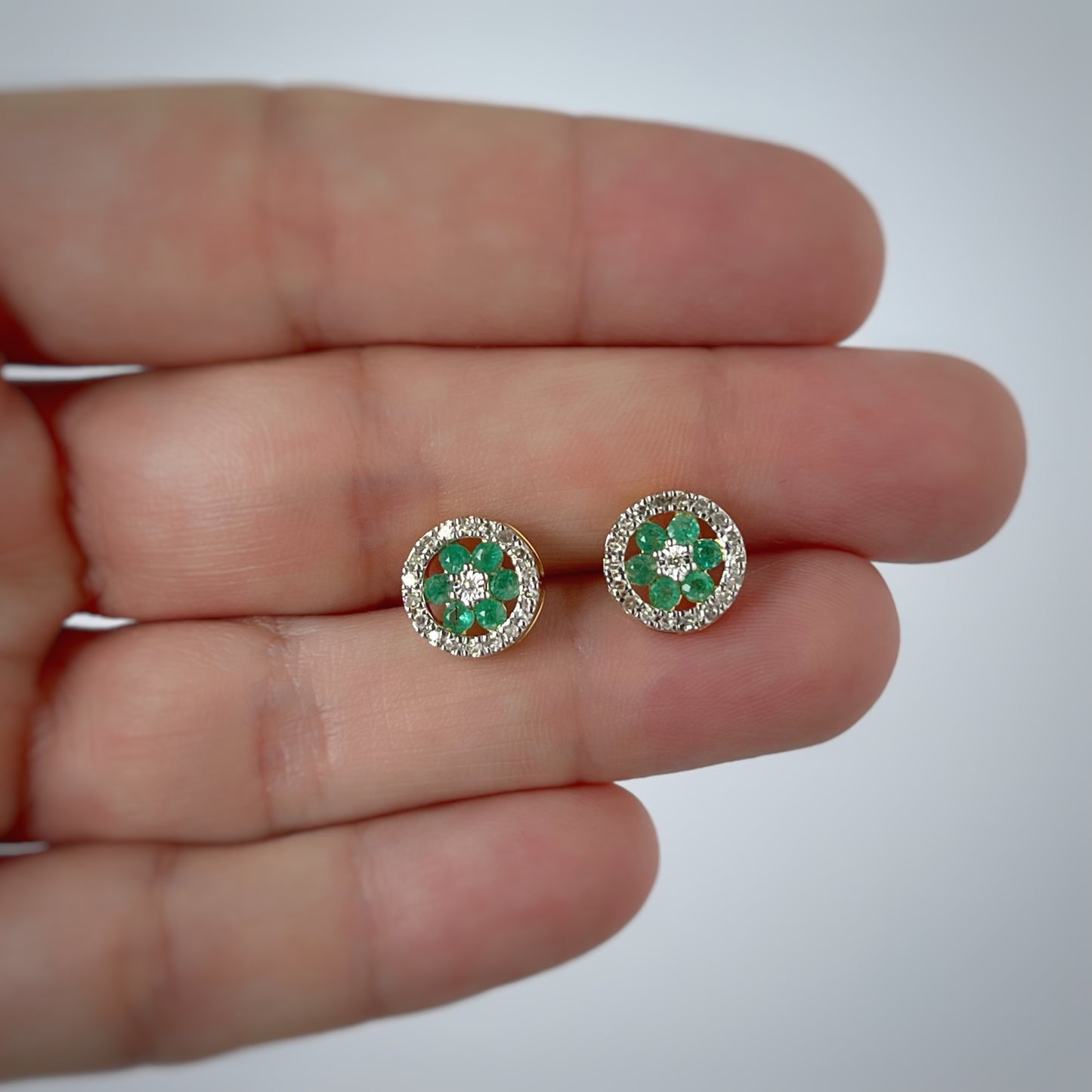 Aretes en oro amarillo 10k con flor de esmeralda y halo de diamantes 0.25ctw