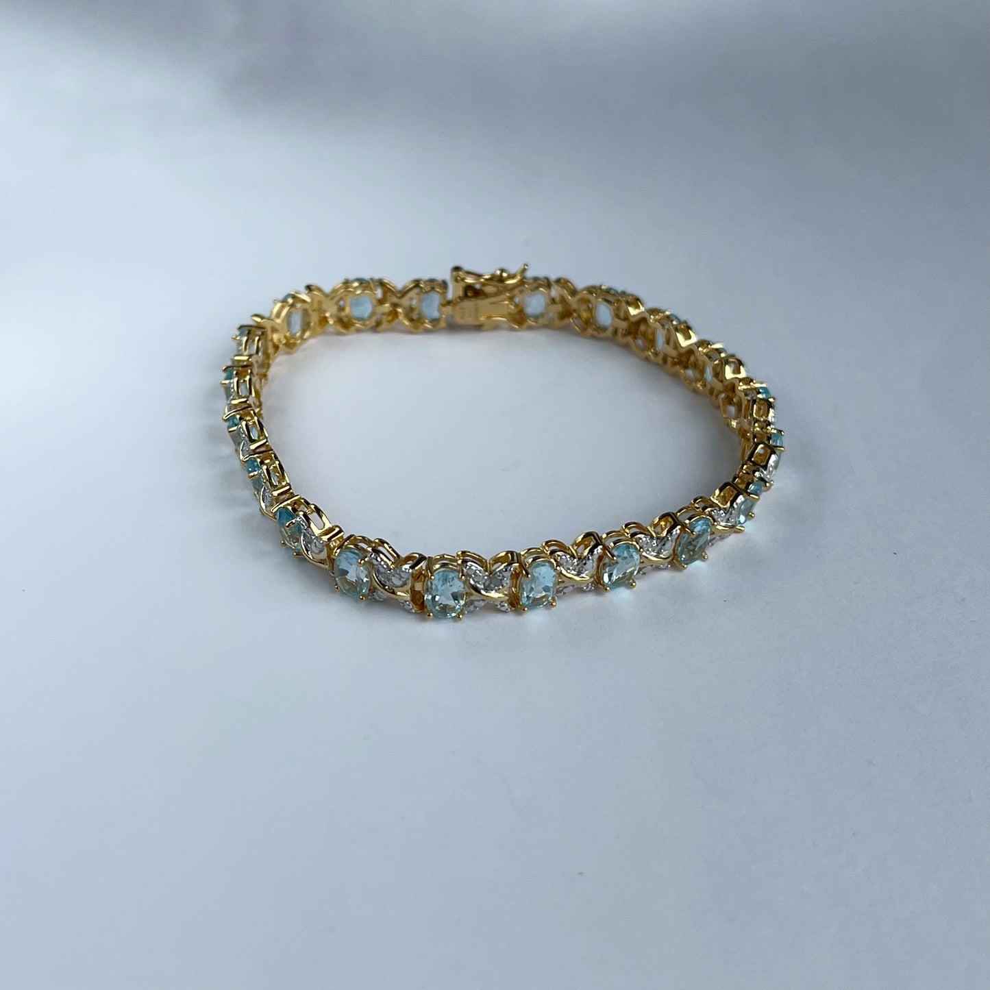 Pulsera de plata con baño de oro con topacios azules ovalados