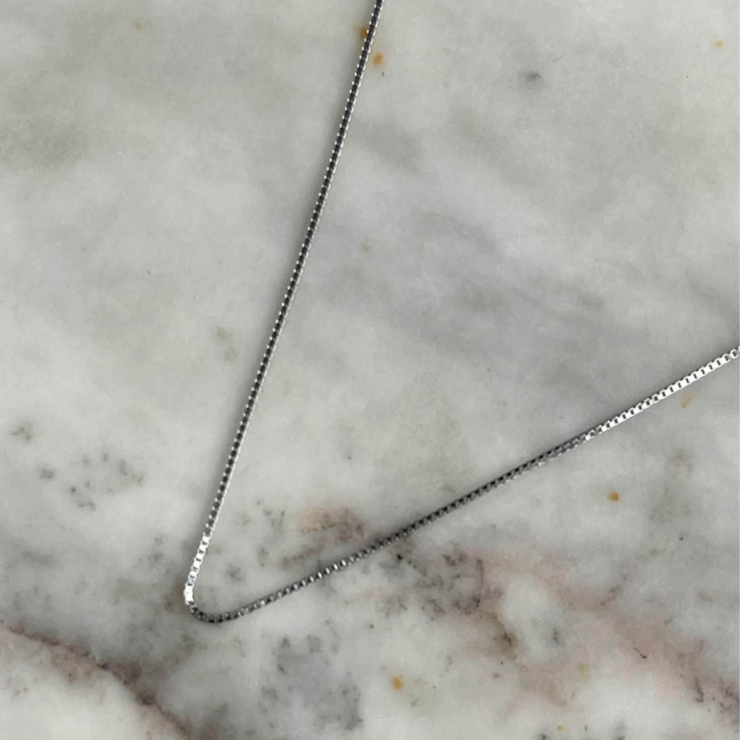 Cadena mini box en oro blanco 14k.