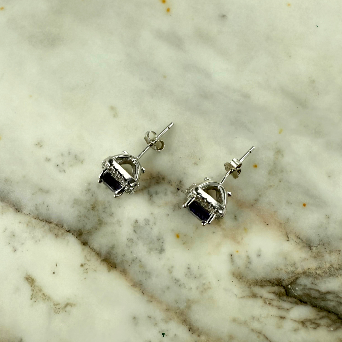 Arete con circón morado corte princesa y halo de zafiro blancos en plata
