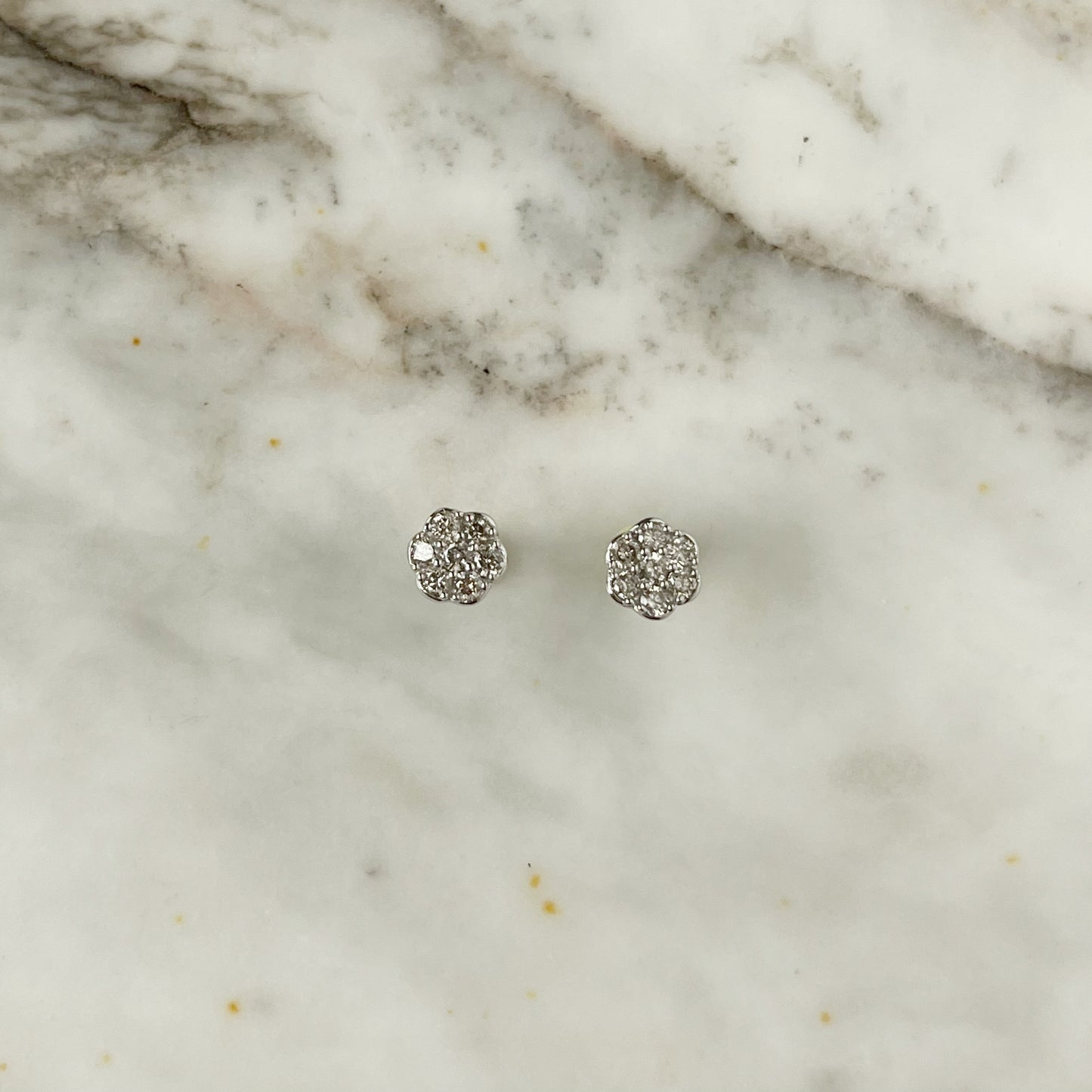 Aretes en oro blanco 10k con cluster flor de diamantes de 0.50ctw