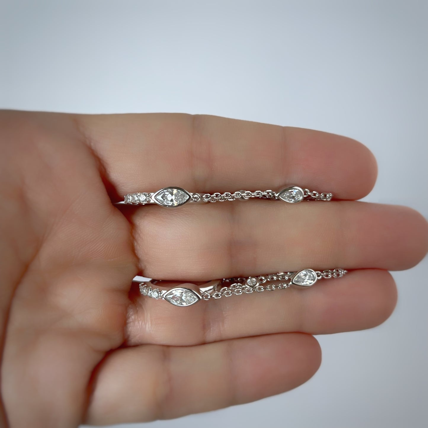 Argollas de plata con baño platino y circonita blanca con cadena y circonitas colgantes