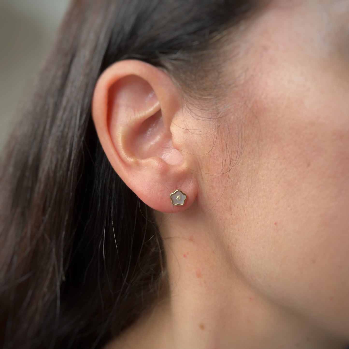 Aretes en oro amarillo 14k flores de madre perla con circonita con broche rosca