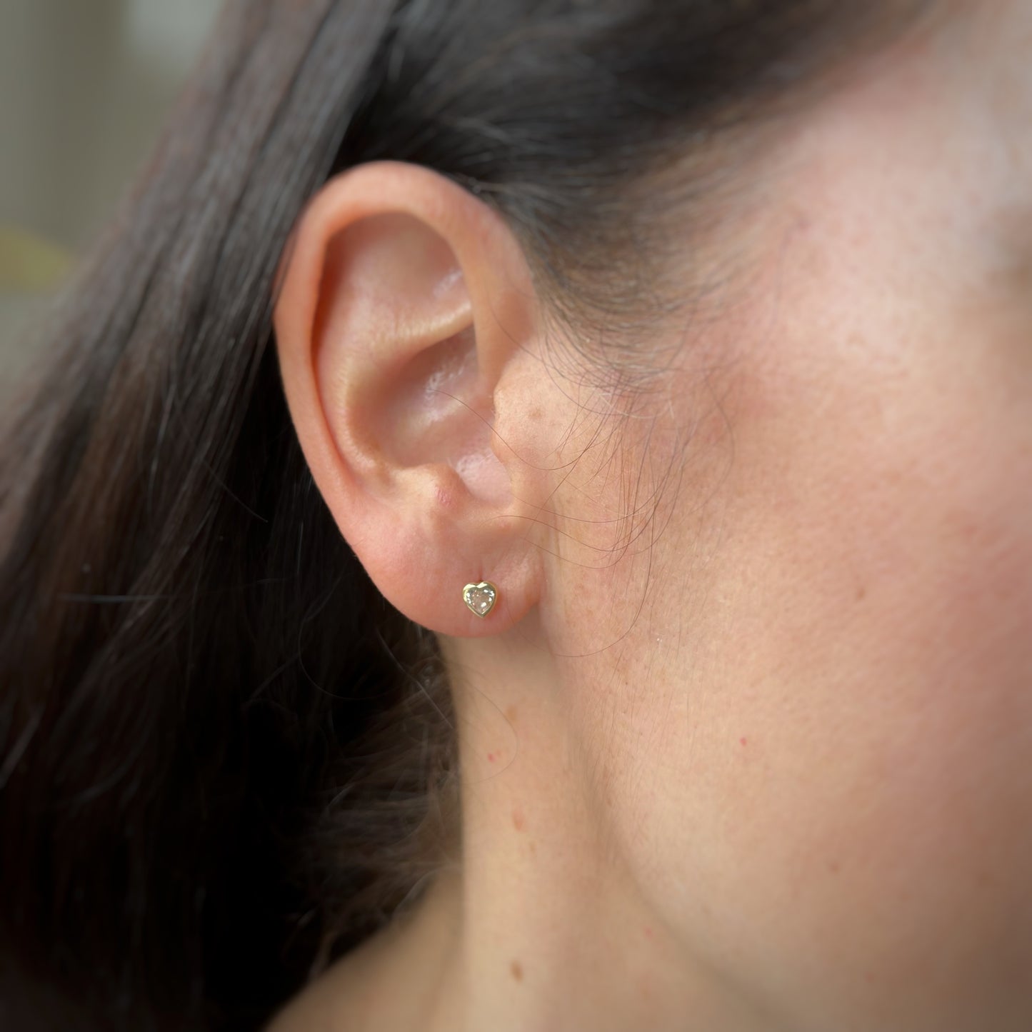 Aretes en oro amarillo 14k circonita blanca de corazón con bisel con broche rosca