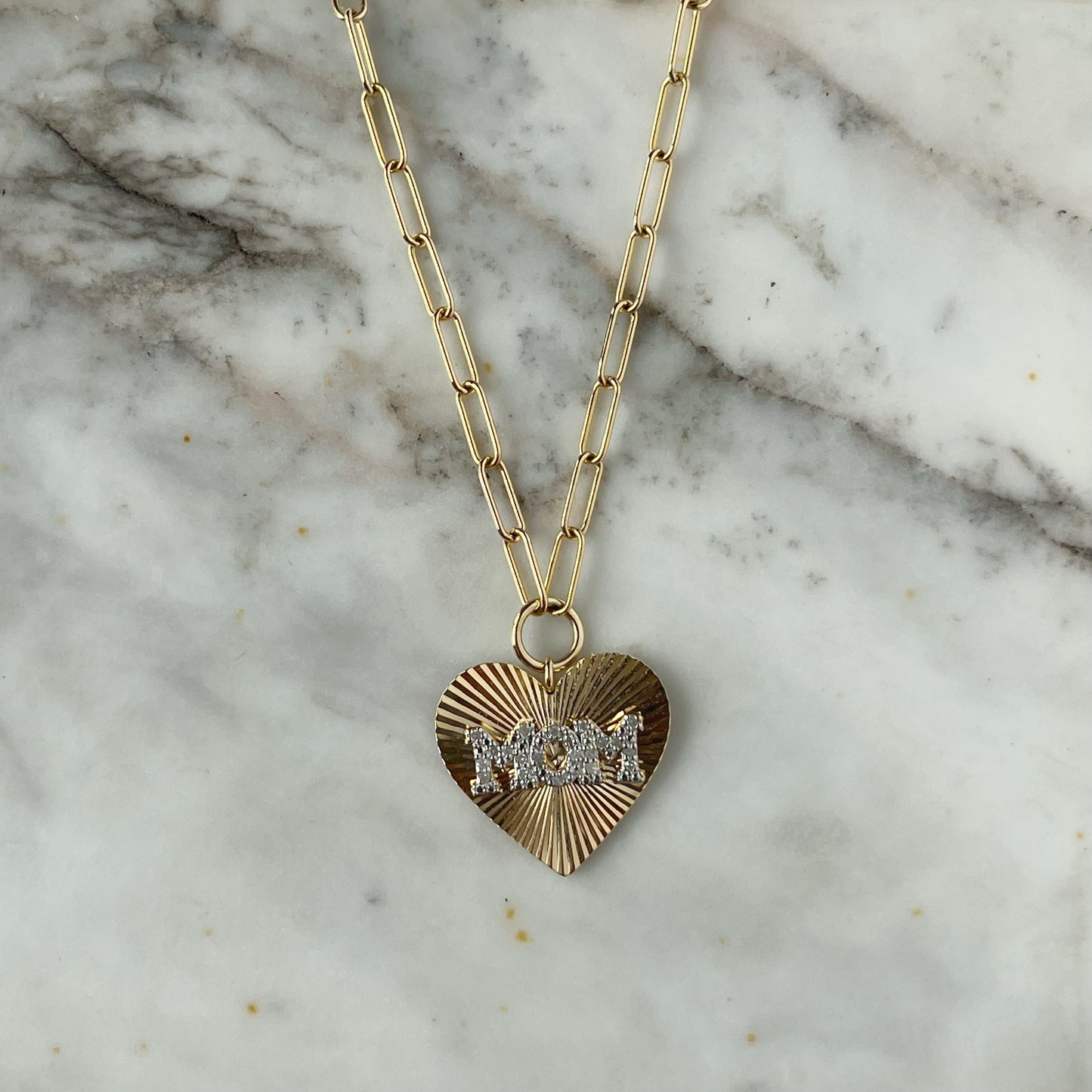 Collar en plata con baño de oro amarillo paperclip y corazón MOM